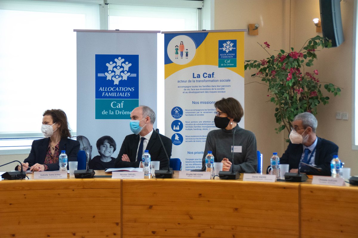 cafdrome's tweet photo. [@cnaf_actus à la Caf de la Drôme]
✅ 1ère table ronde : Les #ConventionsTerritorialesGlobales : un levier puissant pour développer les projets sociaux de territoires👍
Témoignages @ValenceRomans #CommunautéCommunesDiois @escdd.   
#InvestissementSocial #ÉgalitéDesChances👩‍👧‍👦 https://t.co/aA4y1mzE57