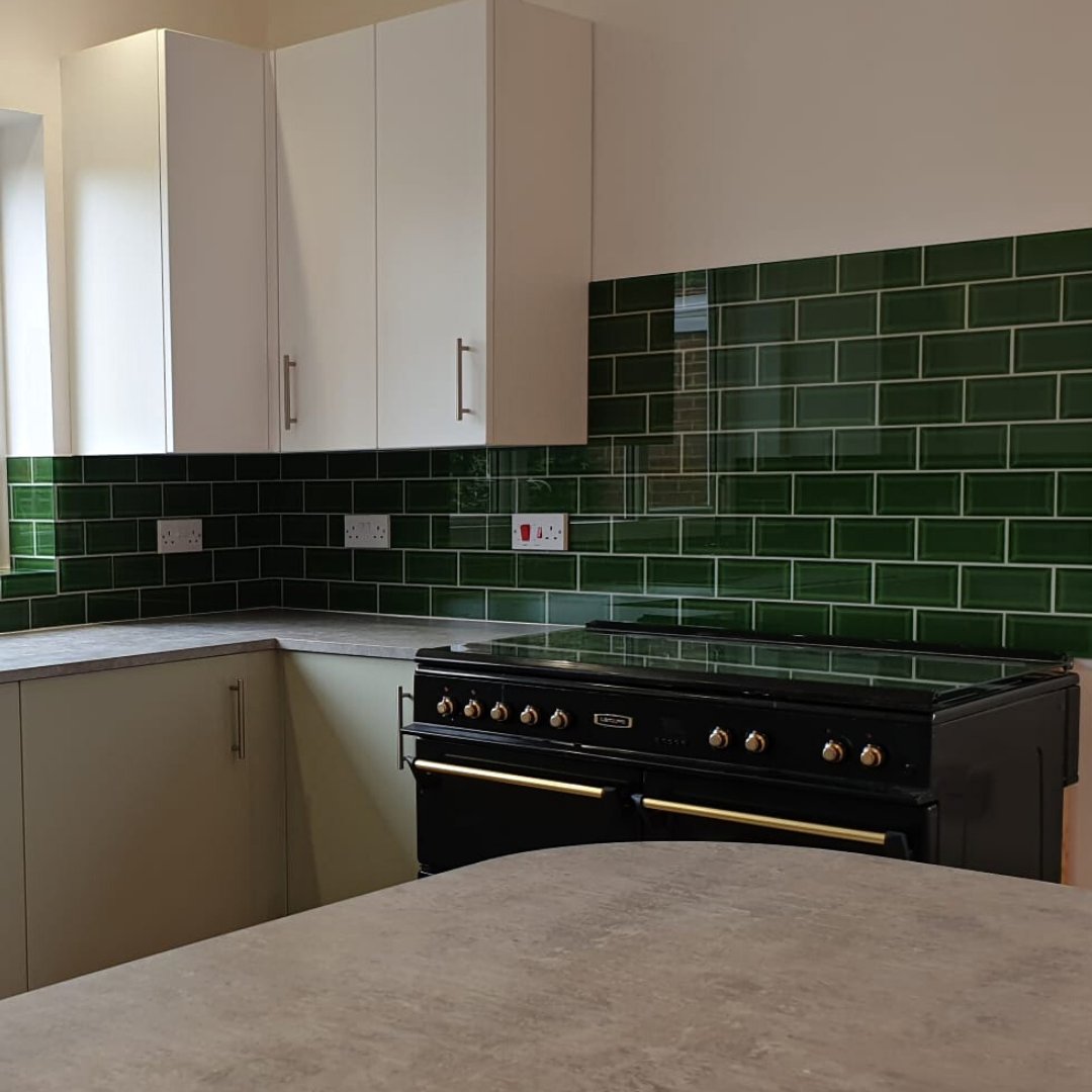 Make a statement with bold colours in the kitchen like these beautiful emerald tiles! 😍

Want to find the perfect style for your cooking space? 

Send us a DM or visit us at our showroom! 👇⠀
📍Crookham Rd, Fleet GU51 5DJ

#kitcheninspo #kitchendecor #hampshire
