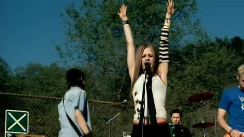 AvrilNewsFans's tweet image. 20 years ago, Avril Lavigne released "Complicated"