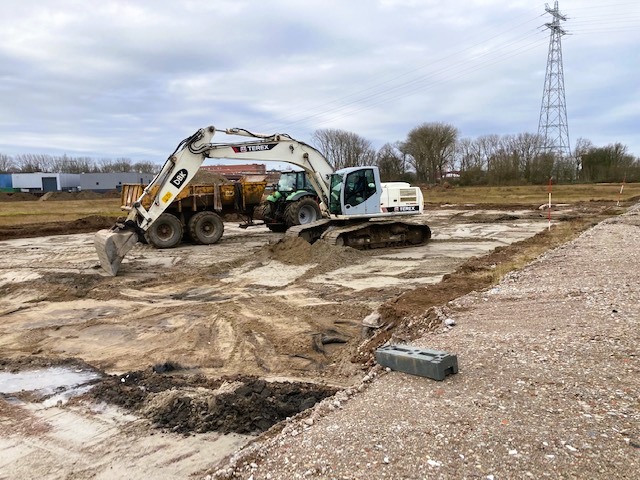 vrparchitecten's tweet photo. Recent is er gestart met het heiwerk van een behoorlijke omvang: In de komende periode zullen in totaal 803 palen van 25 meter lang in de grond worden geheid. https://t.co/idXczGnO8L #Merwetank #Dordrecht #ontwerp #VRParchitecten https://t.co/gG0dG50fXF