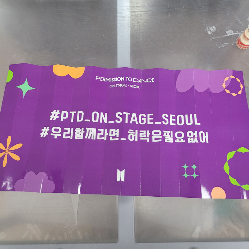 eliee_J's tweet photo. 🧡퍼투댄서울 기념 클래퍼 나눔🧡

현장나눔은 당일 입장하시는 분에 한하며,
자세한 사항은 아래 폼 확인바랍니다.

💙중콘현장수령폼(3/12 1:00pm~)
: https://t.co/TtMVBWMKxI
💚막콘현장수령폼(3/13 1:00pm~)
: https://t.co/JwOM9ygHY8
💜택배배송폼(3/12 1:00pm~)
: https://t.co/BNUMwYenZK https://t.co/cNDxhZ4uF0