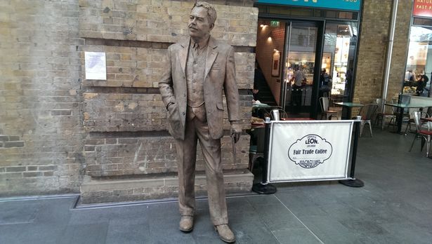 jim_carley's tweet photo. Sir Nigel Gresley's 7ft tall statue at Kings X, the railway pioneer who built The Flying Scotsman in Doncaster in 1928. If he was still with us I'm sure he would be backing
@MyDoncaster to be the new HQ of @Railways_GB #DoncasterMade4GBRHQ #Doncasterisgreat #GoingforitDN https://t.co/gwbad872I1