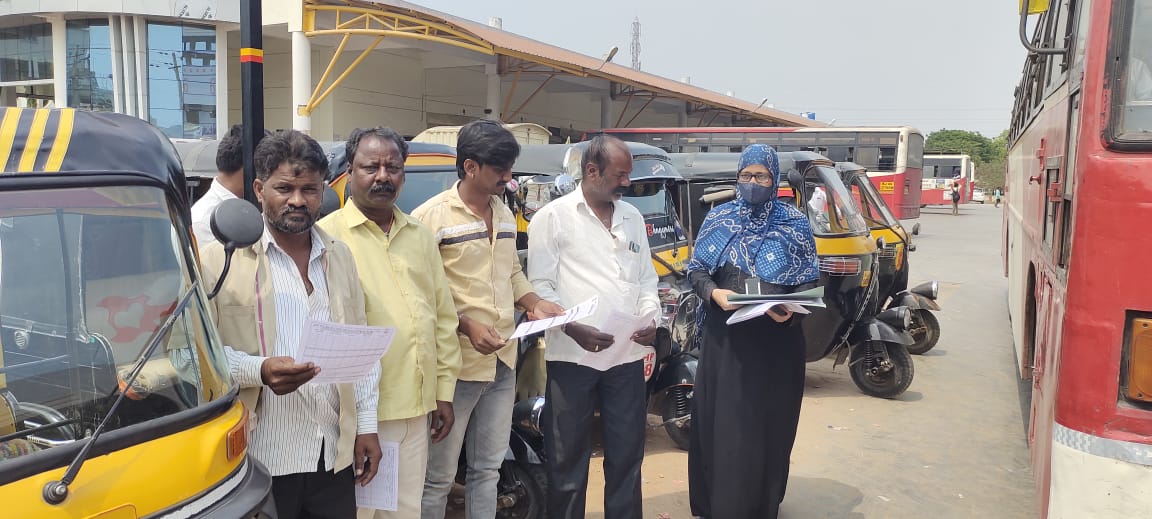 ksuwssb's tweet photo. ಶಹಾಪೂರ, ಯಾದಗಿರಿ: ಇಂದು ಪಿಂಚಣಿ ಸಪ್ತಾಹ ಅಂಗವಾಗಿ PMSYM ಯೋಜನೆ ಕುರಿತು ಕಾರ್ಮಿಕರಲ್ಲಿ ಅರಿವು ಮೂಡಿಸುವ ವಾಹನಕ್ಕೆ ಚಾಲನೆ ನೀಡಲಾಯಿತು
"ಅಸಂಘಟಿತ ಕಾರ್ಮಿಕರಿಗೆ ಪಿಂಚಣಿ ಯೋಜನೆ"
ಹೆಚ್ಚಿನ ಮಾಹಿತಿಗಾಗಿ ಸಂಪರ್ಕಿಸಿ ಕಾರ್ಮಿಕ ಸಹಾಯವಾಣಿ 155214 ಅಥವಾ https://t.co/6PyvdZ2ddt
#PMSYM #Pensionweek https://t.co/11qrmSAyBH