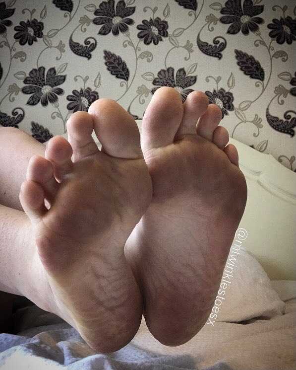 mtwinklestoesx's tweet photo. Dirty soles dirty girl😈🙊
#dirtyfeet #soles #wrinkledfeet #wrinklesoles #dirtysoles #toe #footfetısh #feetfreak #feetloversonly #feetgodess https://t.co/QDwvrvNT6E