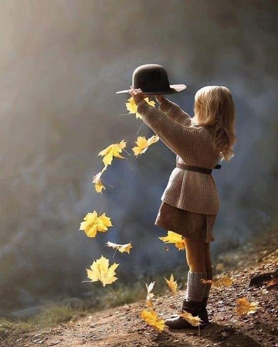 عشنا السعادةَ دون أن ندري، أما التعاسةُ فعشناها ونحن ندري.🌿