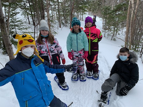 EastsideElem1's tweet photo. Ms. Park's grade 3 class snowshoeing near the school! 😎 https://t.co/wL76ZeYKty