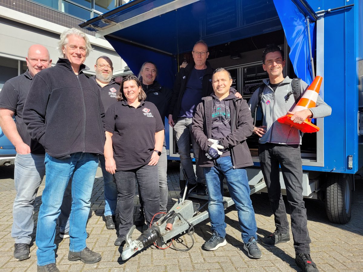 Henkruijl's tweet photo. Het ziet er zondag online en op tv vast weer goed uit, maar zo'n #verkiezingsdebat begint vaak met een lege zaal. In #theaterdakota deze vrijdag de opbouw van @omroepwest voor het Grote Debat van de Haagse lijsttrekkers @Newsroom070 dat zondag is te zien. #topcrew #verkiezingen https://t.co/4ovw2X8XRs