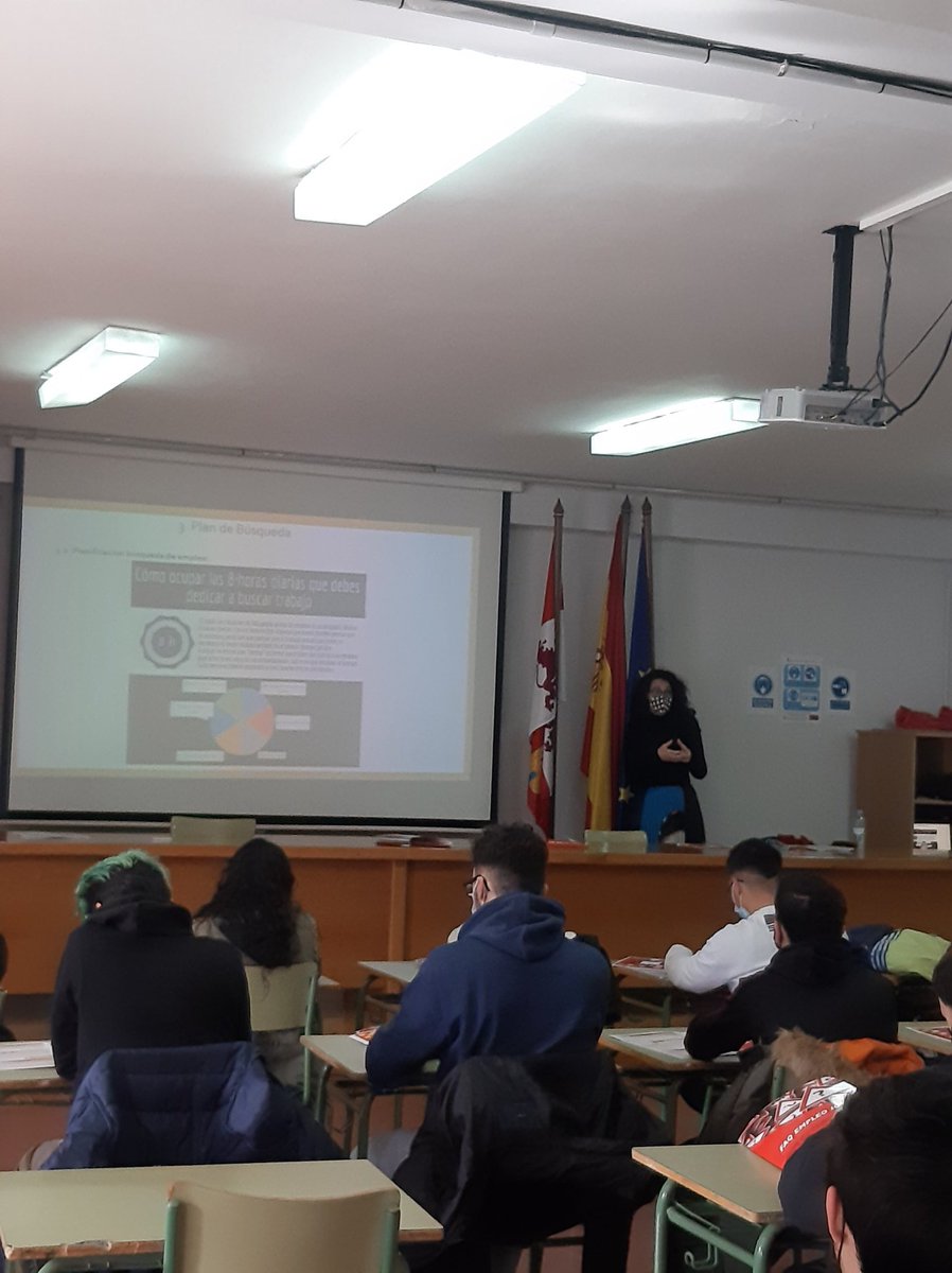PRUDENQUEL's tweet photo. @IES_Ribera.Alumnos de ciclos formativos de las familias profesionales de Madera y Mueble, Informática y Comunicaciones y Electricidad y Electrónica han asistido a un taller de búsqueda de empleo impartido por Silvia Galindo  Técnico de Orientacion Laboral de UGT. Gracias Silvia. https://t.co/0tlqcgFXqx