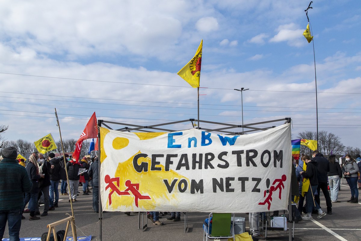 Jue_Baumeister's tweet photo. Seit Jahren sind gefährliche Risse in Rohrleitungen im AKW #Neckarwestheim bekannt. Deshalb muss es dringend abgeschaltet werden.
#Atomkraft ist keine #Brückentechnologie.
#DontNukeTheClimate https://t.co/PRt6DoZI7S
