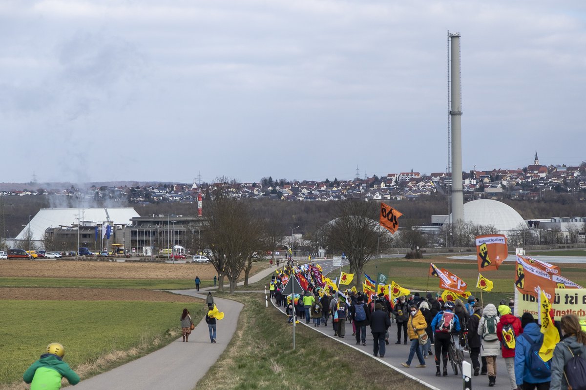 #Heute um 14.47 Uhr Ortszeit vor 11 Jahren nahm die #Atomkatastrophe von #Fukushima ihren Anfang. Sie dauert noch heute an.
Wie jedes Jahr seitdem gab es deshalb am letzten Sonntag in #Neckarwestheim, wo noch immer ein Meiler in Betrieb ist, eine Demonstration mit ca. 500 TN.