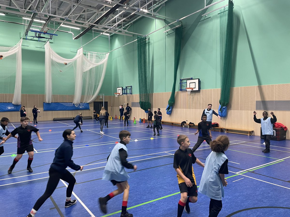 KESHACADEMYPE's tweet photo. Having a great time with the students of Birmingham City University at the alternative sports festival! @CPSGO @BCUPhysEd @KESHAcademy https://t.co/o6tKnwpXtI