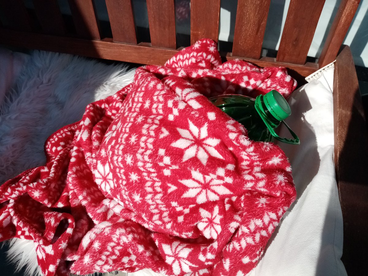 acalic3's tweet photo. Muž u bojazni da mu se ne smrzne vino 🤦🤣🤣 https://t.co/007U9YHn7V