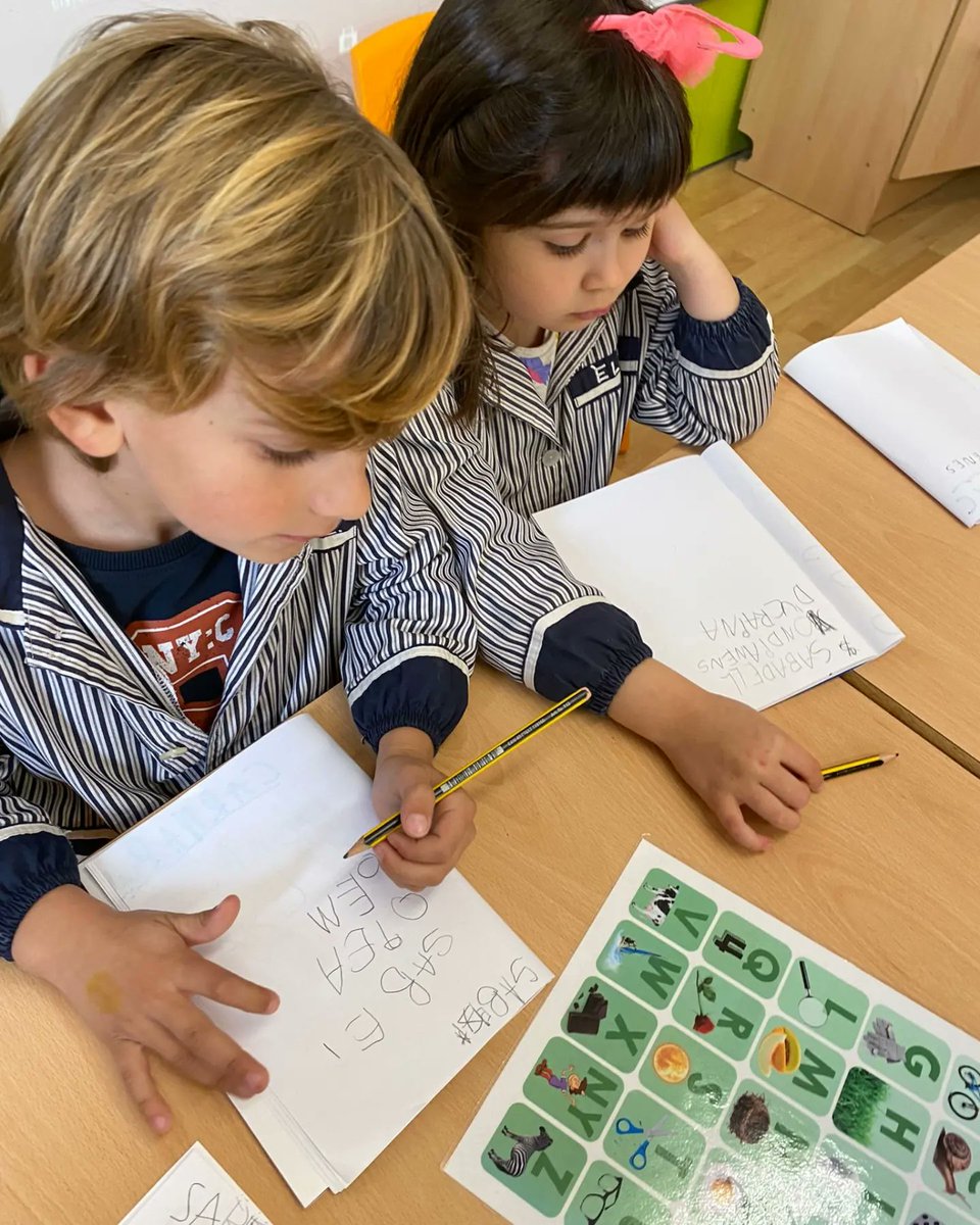 epiasabadell's tweet photo. NO VOLEM CAP GUERRA!
Els nens i nenes de P5 hem preparat l'acte solidari d'aquest matí visionant l'info-k i escrivint missatges als nens i nenes d'UCRAÏNA.
NO VOLEM CAP GUERRA!!
#P5PIASABADELL
#INFANTILPIASABADELL https://t.co/kzM6tE3wQQ