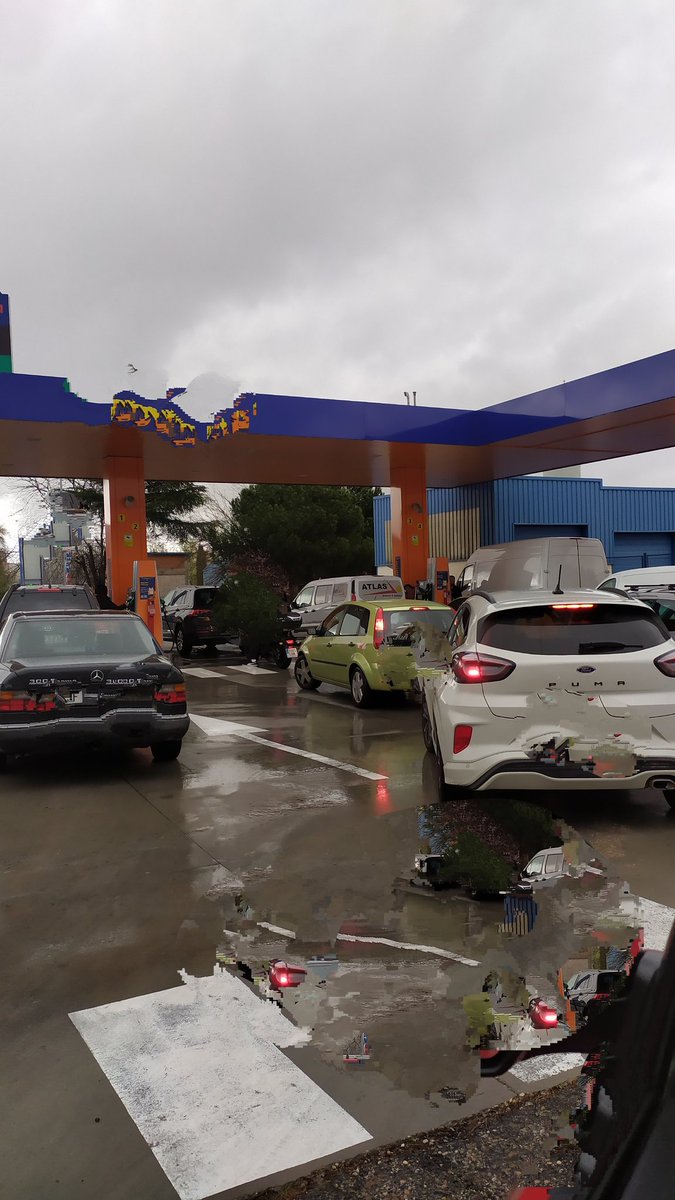 ElHispano77's tweet image. #Venezuela in comimg. Los votantes del @PSOE y de @PodemosCongreso tan contentos ellos. 
Colas en gasolineras, restricciones en #supermercados para comprar productos. El paraíso #comunista.