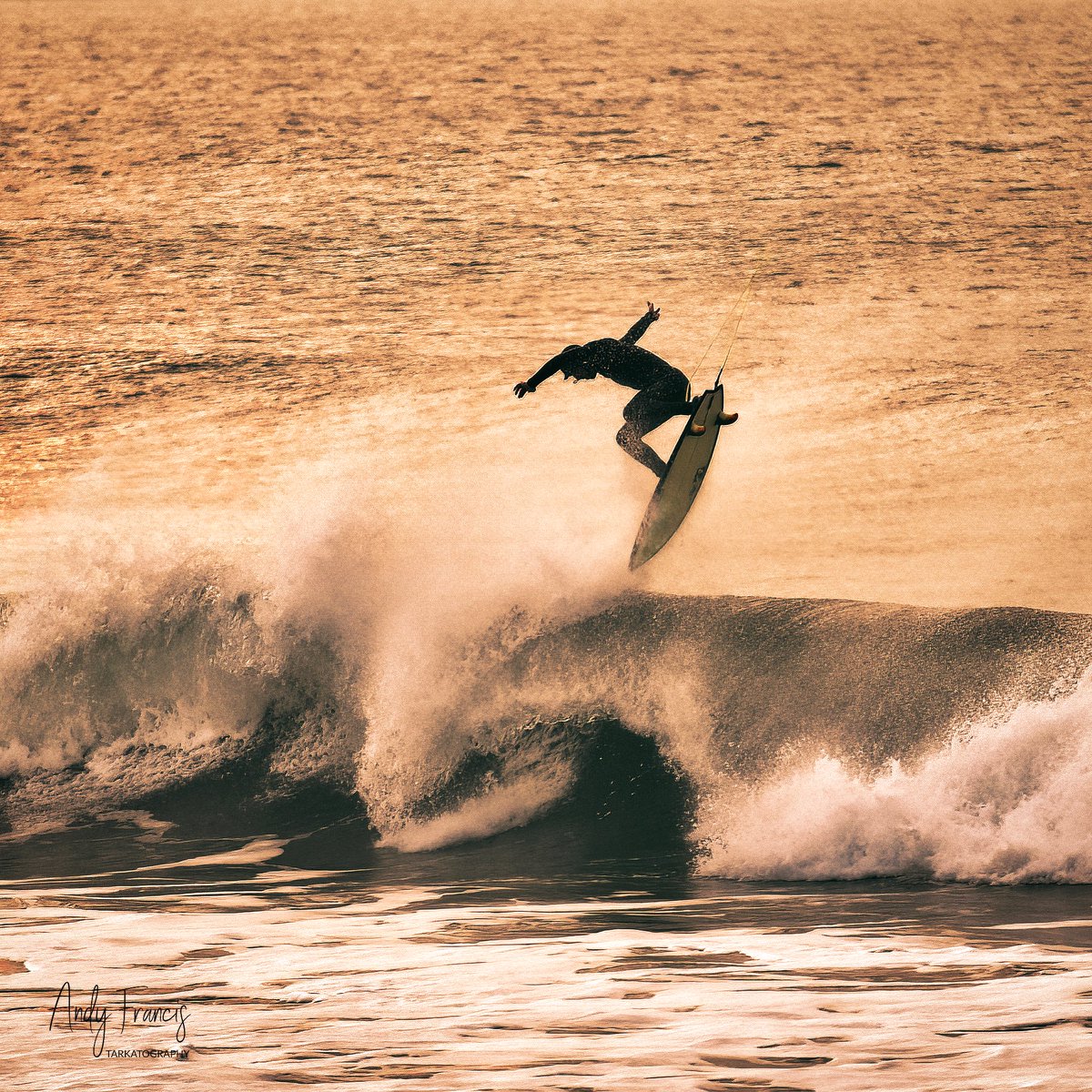 The aerial - Late afternoon at Widemouth Bay #surfingcornwall #widemouthbaysurfing #surfingsouthwest