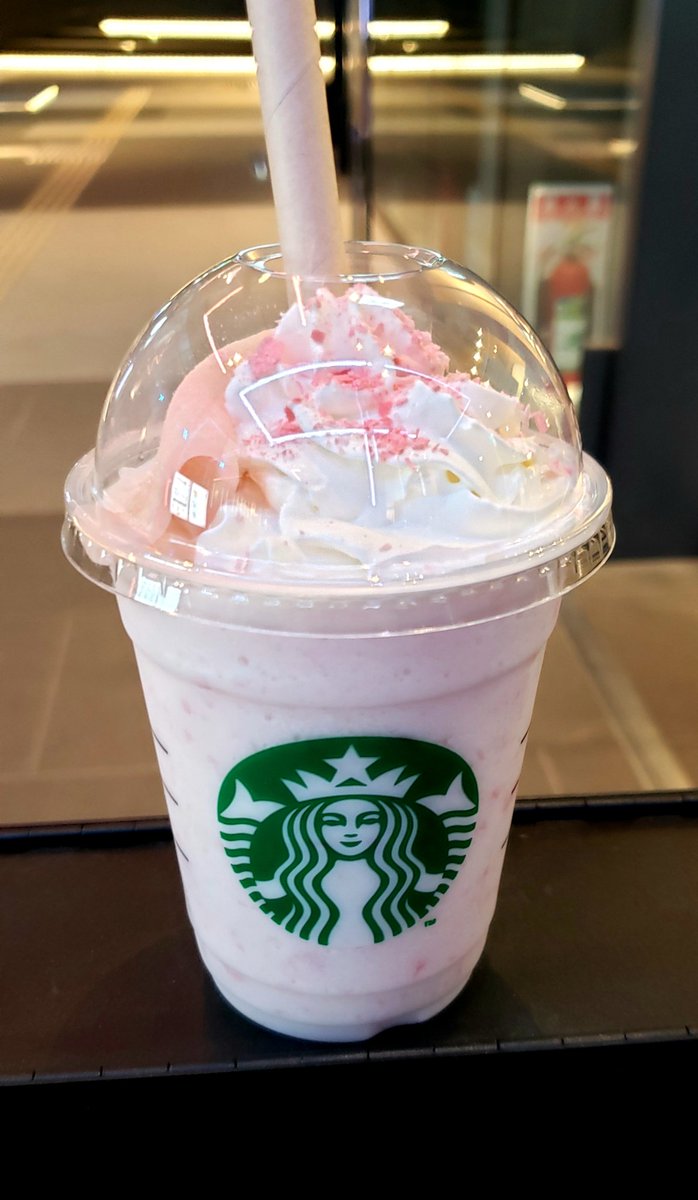 m_msnow's tweet photo. かぐら2回目。ｽﾉｰｼｭｰでハイクして滑ったら、思いの外上を滑ってる人少なくて、天気☀️も最高でメチャクチャ気持ち良かった～👍登りはかなり暑かったし疲れたけど…😵
帰りにﾌﾗﾍﾟﾁｰﾉ飲みたくなって🌸get🌸

#かぐら
#スノボ
#スタバ
#桜
#ﾌﾗﾍﾟﾁｰﾉ https://t.co/DfbqaJQudi