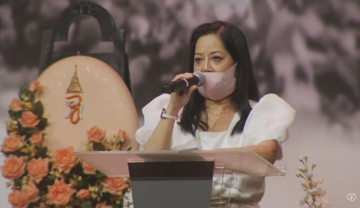 ขึ้นเวทีมาเพื่อกล่าวชมตัวเอง แล้วตอนเดินลงคือทำทางท่าไม่พอใจโบด้วยนะ อีจิ๋มคือไม่มีประโยชน์เหี้ยไรเลย กล่าวถึงลูกมึงยังต้องอ่าน มึงดูพี่เอค่ะนี่คือคนที่เป็นแม่แตงโมจริงๆ พูดออกมาจากความรู้สึกทุกอย่าง ไม่เหมือนมึงค่ะอีจิ๋ม #แตงโมต้องไม่ตายฟรี #tangmo #แตงโมต้องได้รับความยุติธรรม