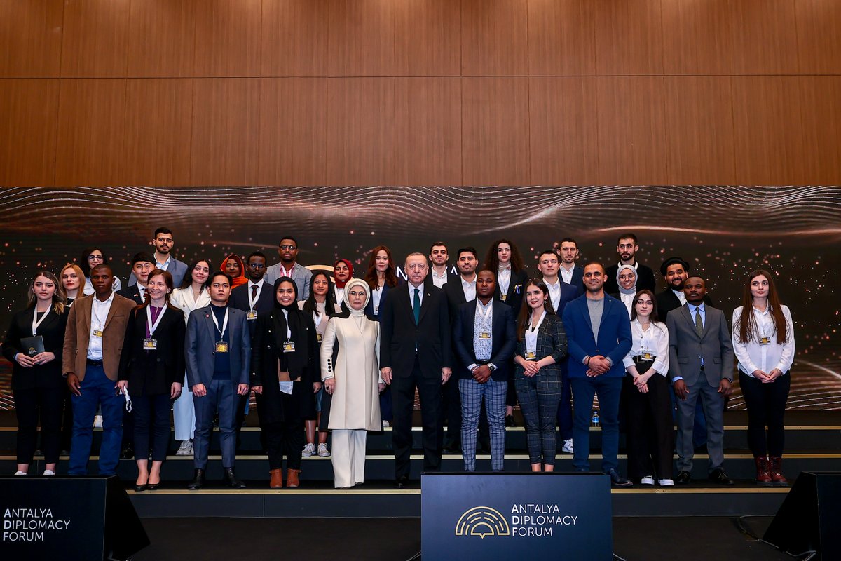 Akparti's tweet photo. Cumhurbaşkanımız Recep Tayyip Erdoğan, Antalya Diplomasi Formu açılışı öncesi, Yurtdışı Türkler ve Akraba Topluluklar Başkanlığının (YTB) "Türkiye Bursları" programı kapsamında Türkiye’de eğitim gören öğrenciler ile hatıra fotoğrafı çektirdi. https://t.co/BsoL9yJtic