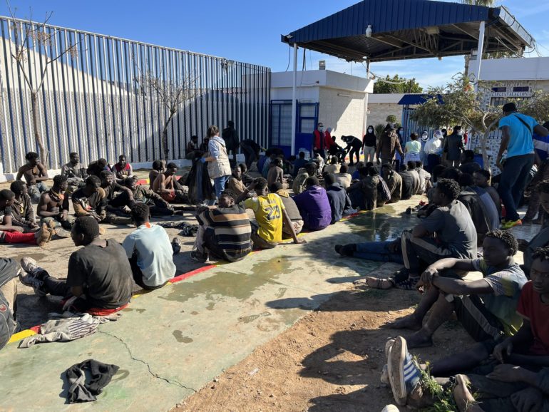 cope_melilla's tweet photo. CCOO destaca la labor “encomiable” de los trabajadores en el CETI que, no solo han aceptado la sobrecarga laboral tras el ingreso de más de 800 personas, sino porque ya se ha finalizado esta mañana la vacunación frente a la Covid-19 de la primera dosis de Pfizer de todos ellos. https://t.co/aDFjzpL6Gf