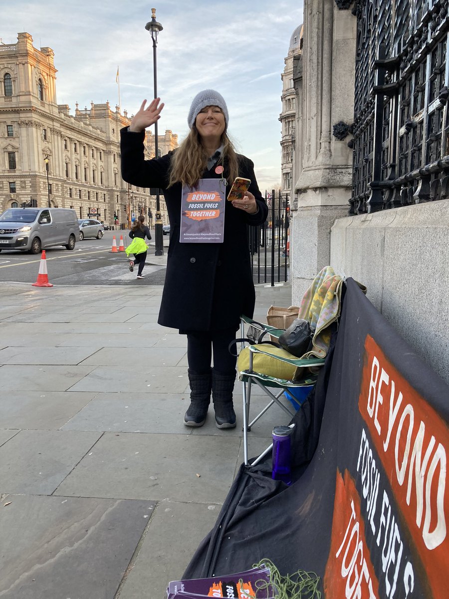 beyondfft's tweet image. Day 6 of Beyond Fossil Fuels Together Vigil dawned fair &amp;amp; so far we’re staying dry despite City of Westminster pavement washing  @UKParliament greeting MPs, Lords, Workers of🌍 &amp;amp; school tours, sharing our message #BeyondFFT @CClimateAction @DoctorsXr @XRebellionUK @JustStop_Oil