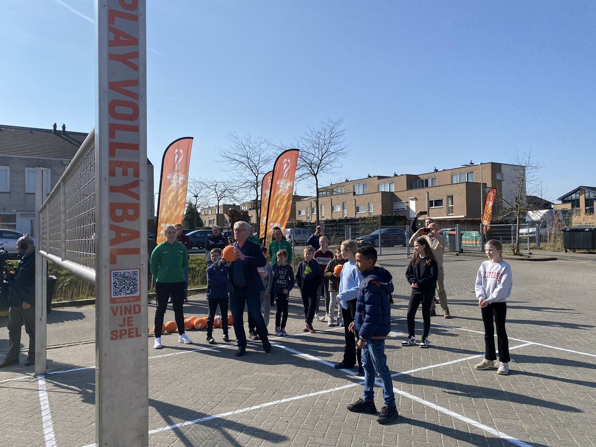 GelderlandSport's tweet photo. 🏐 Yes! Vandaag openen we in @gemeentearnhem het eerste van het heel veel netsportveldjes in @provgelderland #wkvolleybal2022 https://t.co/PyvUCfWfLt
