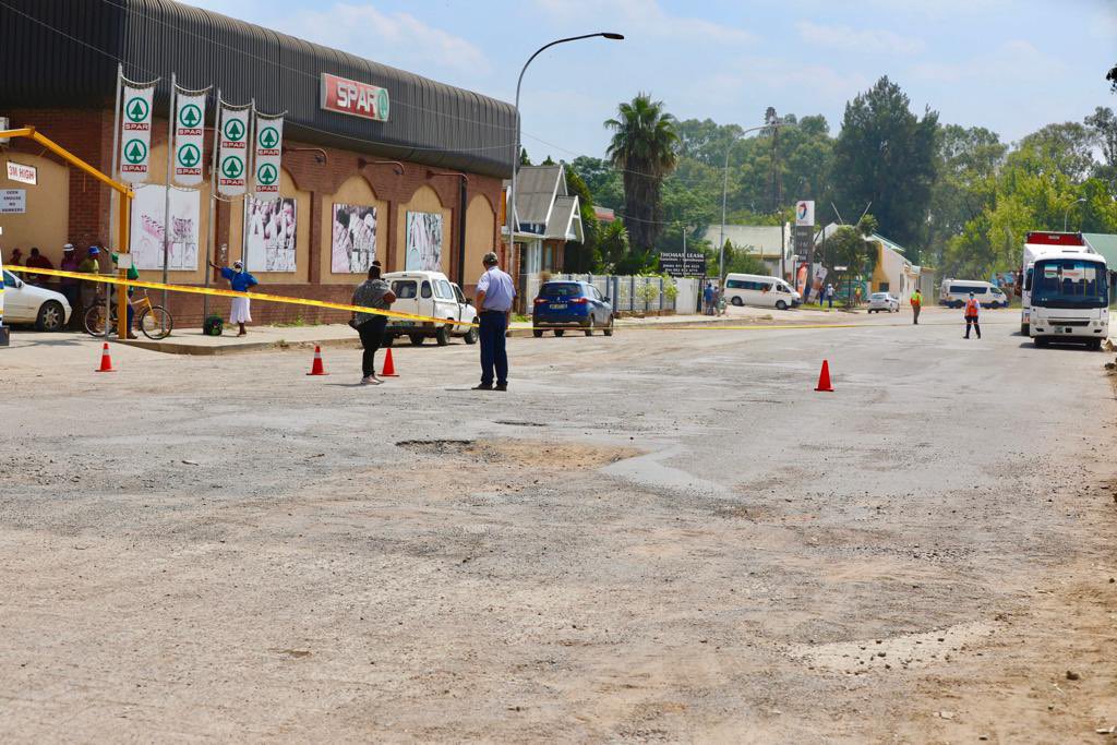 MbalulaFikile's tweet photo. A lot of roads under provincial and municipal management are in bad condition due to financial mismanagement; through national government, provinces and municipalities get funds to look after roads and this doesn’t happen. We are taking over this road today back to SANRAL. https://t.co/bvFrhPPC9P