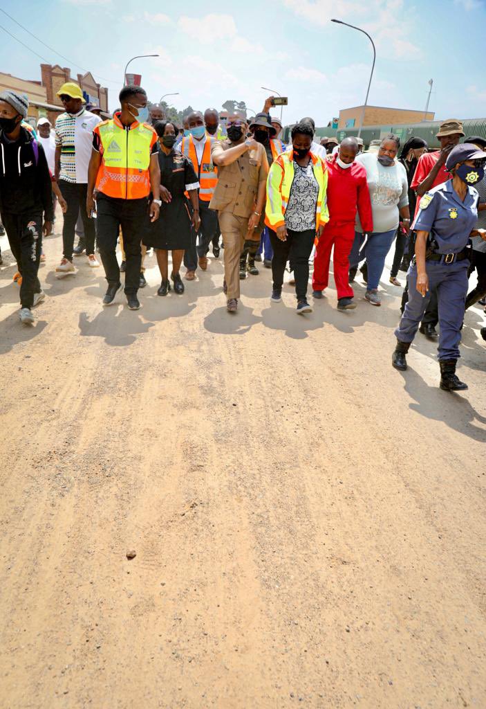 MbalulaFikile's tweet photo. A lot of roads under provincial and municipal management are in bad condition due to financial mismanagement; through national government, provinces and municipalities get funds to look after roads and this doesn’t happen. We are taking over this road today back to SANRAL. https://t.co/bvFrhPPC9P