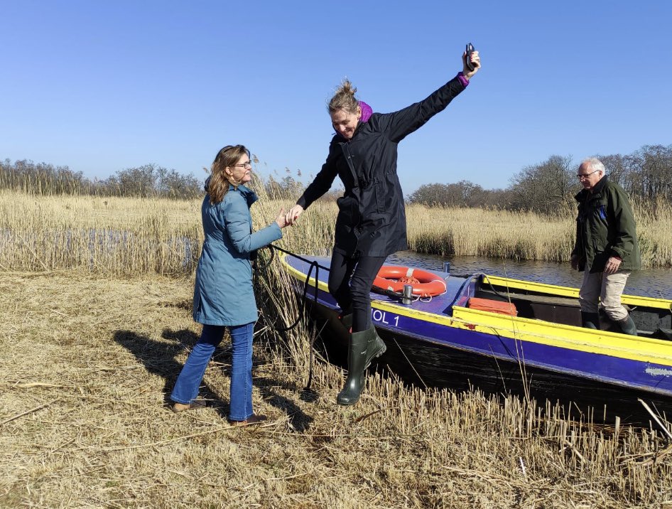 MirjamSterk's tweet photo. Vandaag onze prachtige @ProvUtrecht vanaf het water verkend. Op uitnodiging van @Natuurmonument met een bootje door het stille en toch levendige #Botshol waar de afgelopen jaren hard gewerkt is aan #natuurontwikkelingen. Mooi om te zien hoe #biodiversiteit zich kan herstellen! https://t.co/Zq0FgBTGwH