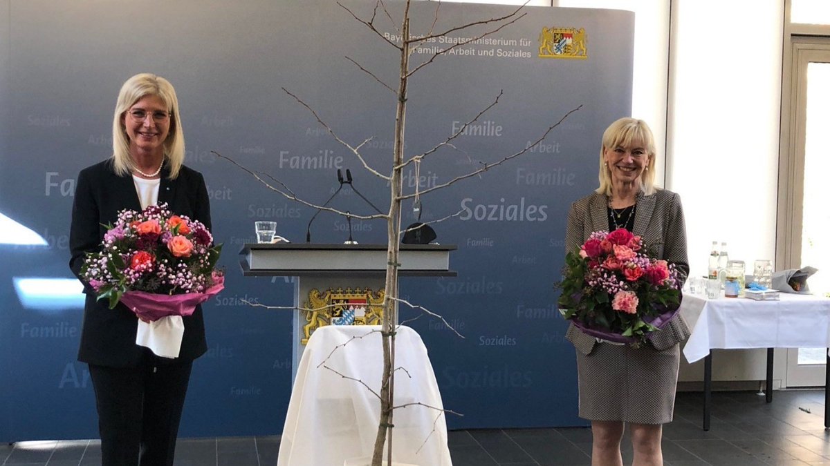 Bayerns Ministerin für Familie, Arbeit und Soziales <a href="/ulischarf/">Ulrike Scharf</a>  bekam heute von <a href="/c_trautner/">Carolina Trautner</a> den symbolischen Hausschlüssel überreicht - und bedankte sich mit den Worten „Danke für deine großartige Arbeit im Hause!“ und einem Ginkgo-Baum - der Lieblingspflanze der Ministerin a.D.