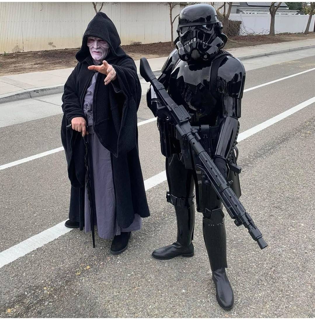 501stSpecOps's tweet photo. The weekend is upon us & TX91632 of the Central California Garrison is ready.
The #SpecOps team get to have the best jobs, like protecting the Emperor.
#SwiftSilentRelentless #SpecOps #ShadowStormtrooper #DLT19 https://t.co/2Bdmwp4oco