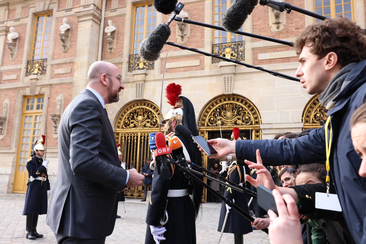 EUCouncil's tweet photo. 🇪🇺 EU leaders are in Versailles for the second day of #EUCO today. 

They discuss how to strengthen European sovereignty, reduce dependencies and design a new growth and investment model.

More info → https://t.co/xKAAEMAG8N https://t.co/GImFwQVTbG