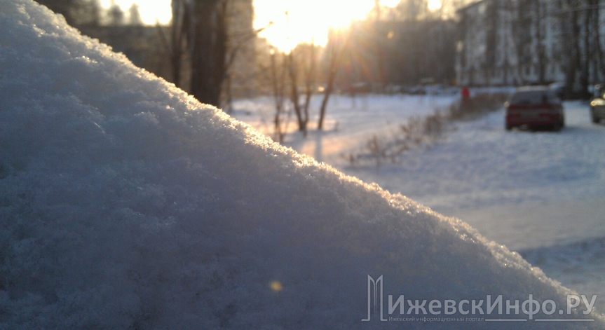 IzhinfoGroup's tweet photo. В выходные в Удмуртии сохранится аномально холодная погода. 

В ночное время температура установится на уровне -19..-24°С, днем ожидается -7..-12°С. Завтра осадки не прогнозируются, а в воскресенье местами пройдёт небольшой снег.

#погода_ижевскинфо https://t.co/KgukOYUG6z