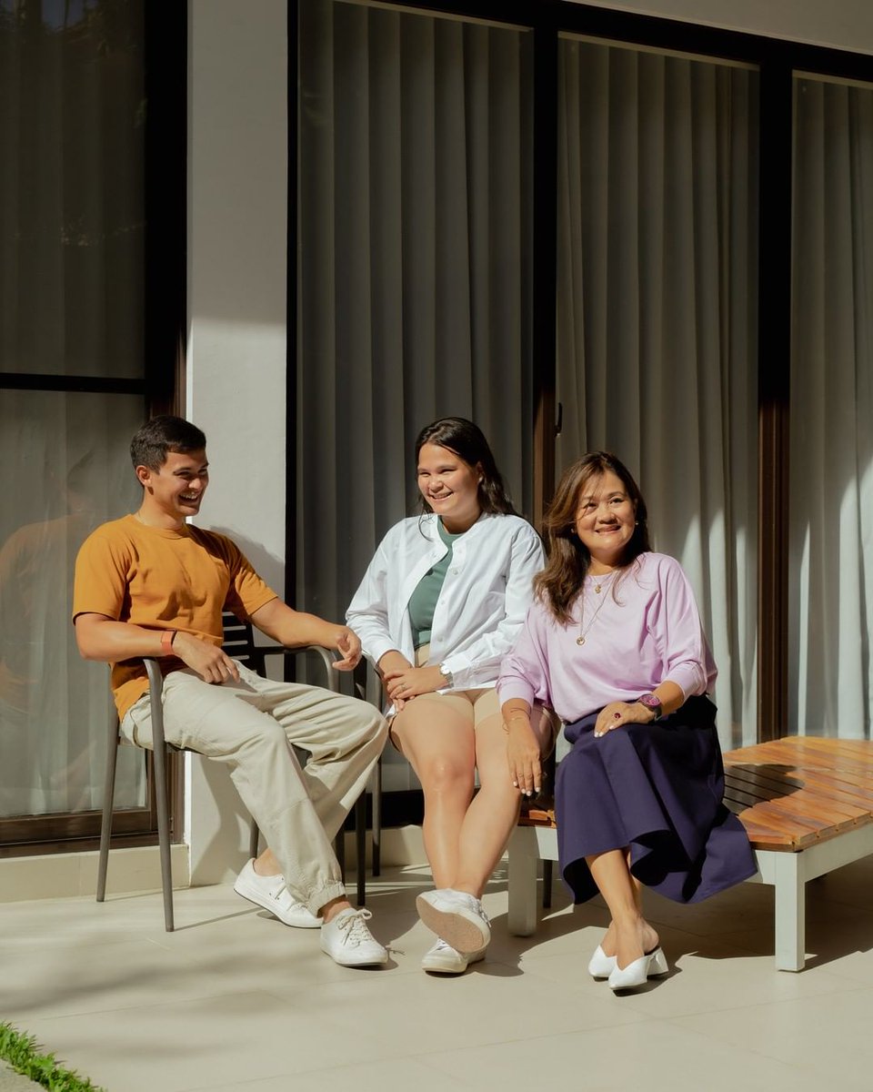 UNIQLOPH's tweet photo. Find the perfect #LifeWear T-Shirts for you and the incredible women in your life. Check out @mateoguidicelli with his mom and sister in classic looks from the UNIQLO T-Shirt Collection!

Shop the collection:
https://t.co/zAGXfcGqBa

#UniqloPH https://t.co/E3e76X0Mmg