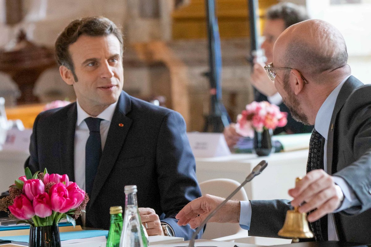 EUCouncil's tweet photo. 🇪🇺 EU leaders are in Versailles for the second day of #EUCO today. 

They discuss how to strengthen European sovereignty, reduce dependencies and design a new growth and investment model.

More info → https://t.co/xKAAEMAG8N https://t.co/GImFwQVTbG