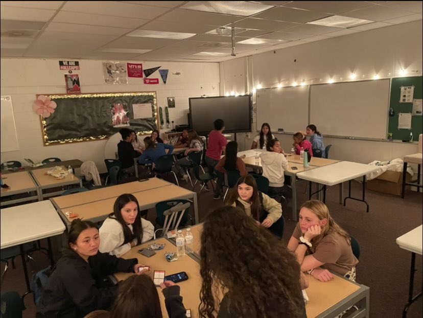 On Wednesday the varsity ladies had a team bonding day with snacks and fun games of taboo 💛💚