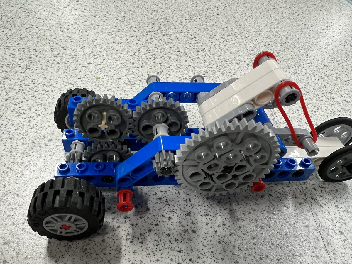 FATech_Ed's tweet image. N5 Engineering back to the drawing board with compound gears- after their prelim highlighted a glitch in their understanding #DriverOverDriven #SayItAgainSayItBeter #LearningThroughPlay