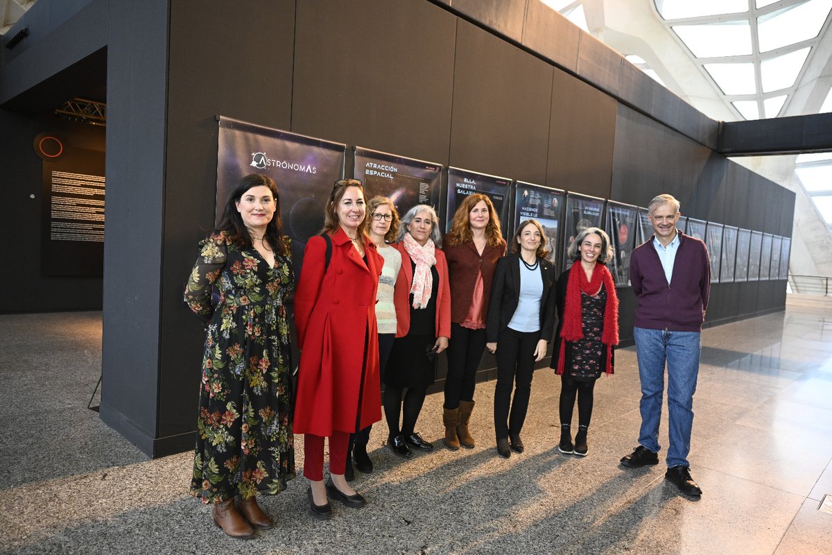 igualtatUV's tweet photo. El Museu de les Ciències ha acollit l'exposició 'Astrónomas'. En ella es reconeix el paper destacat d'aquelles científiques en la història de l'astronomia i en l'actualitat. 
Us animem per veure aquestes grans obres. Les trobareu a la 3ª Planta de @CACiencies https://t.co/tHPByl2L20