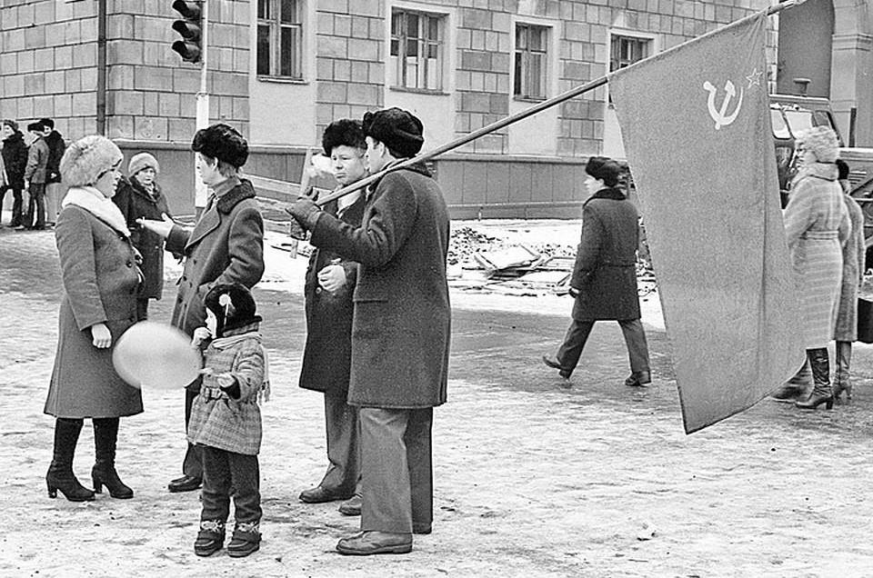 Aleks_Hit's tweet photo. Иногдa задyмываюсь, а кaк бы мы жили ceйчас, ecли бы СССР coxpанился.🤔 https://t.co/0FMXVOCNte