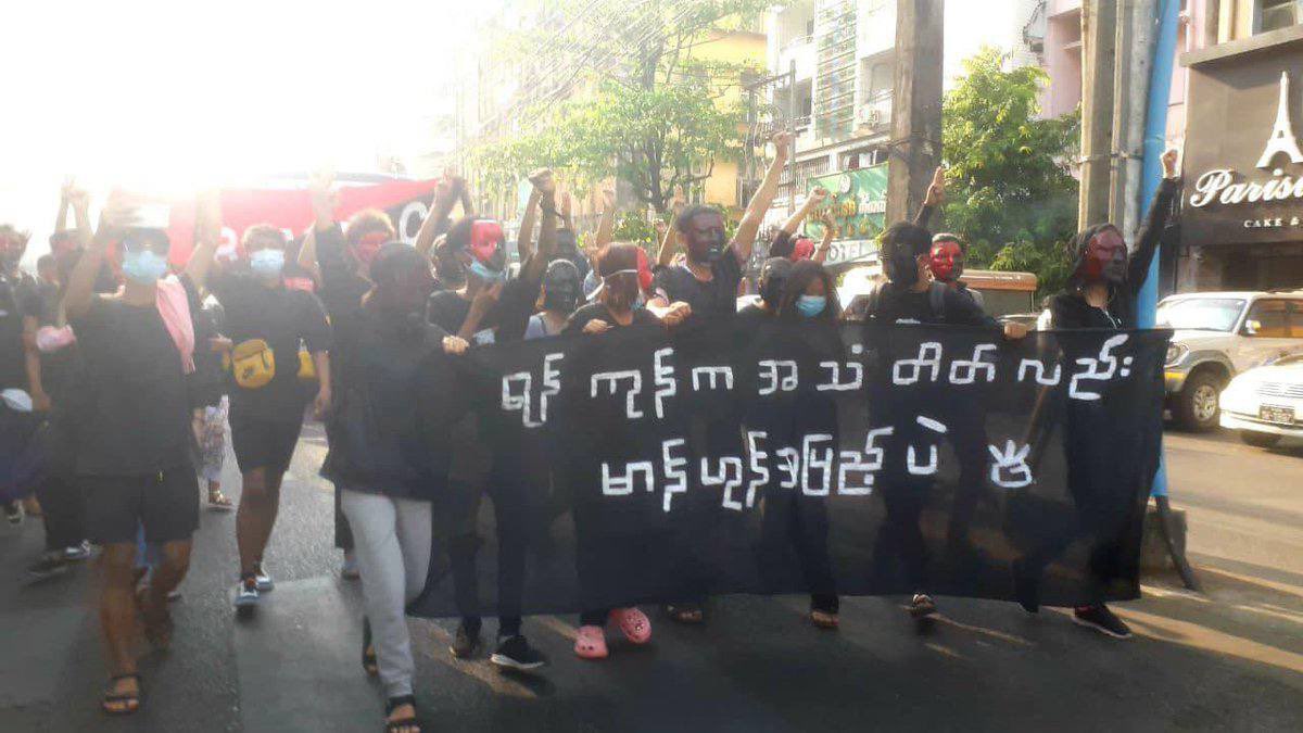 cherryty_nctzen's tweet photo. Revolutionary youths of Yangon wearing black &amp; took the streets of Yangon to stage a flash mob strike to overthrow genocidal dictatorship. #VillagesBurntDownByJunta #2022Mar11Coup #WhatsHappeningInMyanmar https://t.co/OwDpjX2MaK
