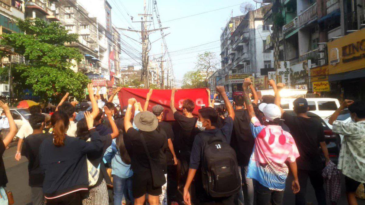 cherryty_nctzen's tweet photo. Revolutionary youths of Yangon wearing black &amp; took the streets of Yangon to stage a flash mob strike to overthrow genocidal dictatorship. #VillagesBurntDownByJunta #2022Mar11Coup #WhatsHappeningInMyanmar https://t.co/OwDpjX2MaK
