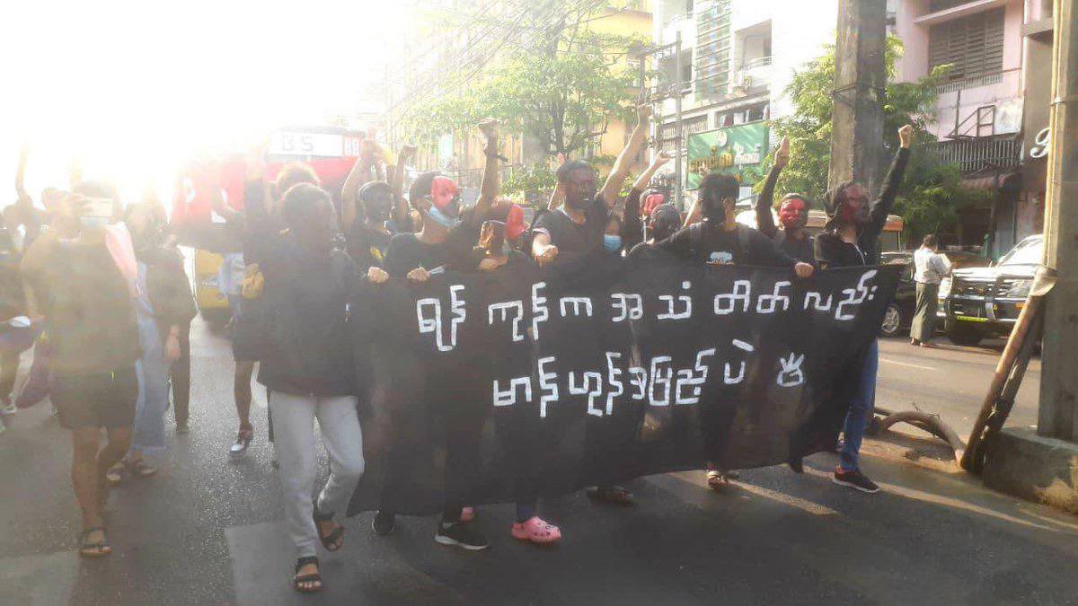 cherryty_nctzen's tweet photo. Revolutionary youths of Yangon wearing black &amp; took the streets of Yangon to stage a flash mob strike to overthrow genocidal dictatorship. #VillagesBurntDownByJunta #2022Mar11Coup #WhatsHappeningInMyanmar https://t.co/OwDpjX2MaK