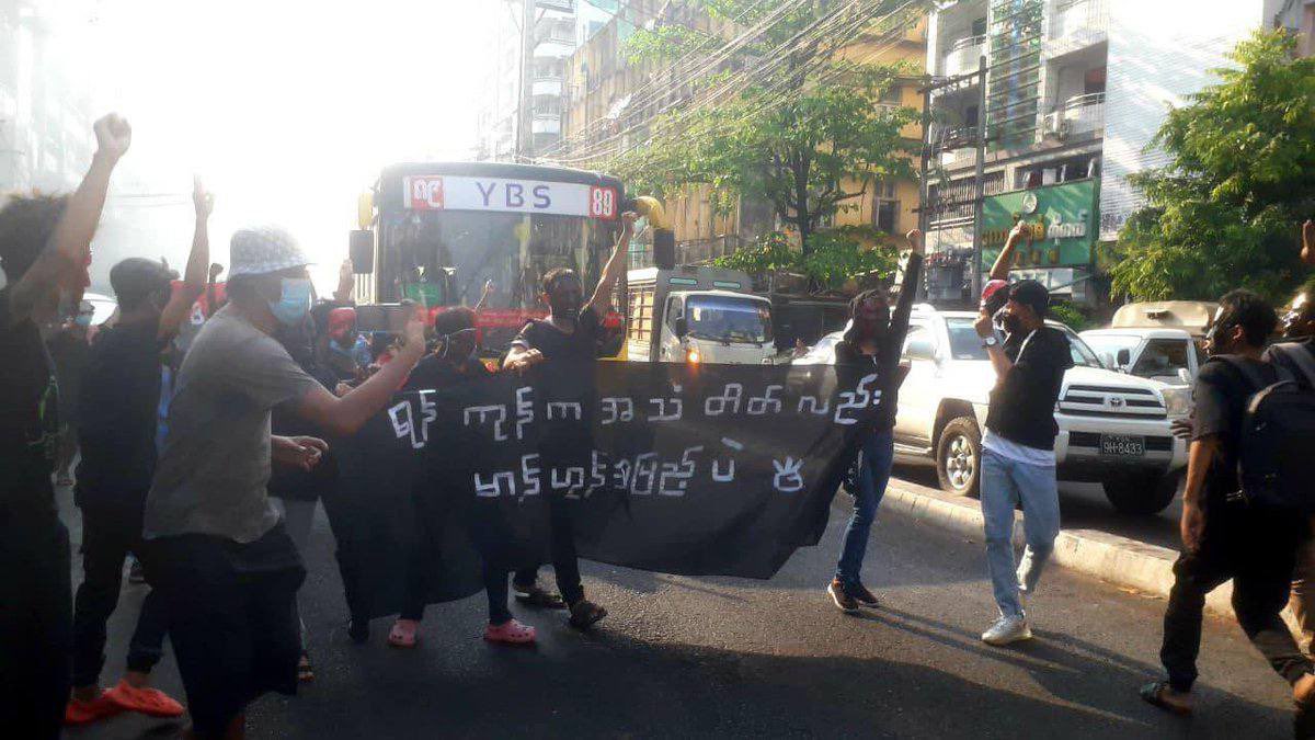 cherryty_nctzen's tweet photo. Revolutionary youths of Yangon wearing black &amp; took the streets of Yangon to stage a flash mob strike to overthrow genocidal dictatorship. #VillagesBurntDownByJunta #2022Mar11Coup #WhatsHappeningInMyanmar https://t.co/OwDpjX2MaK