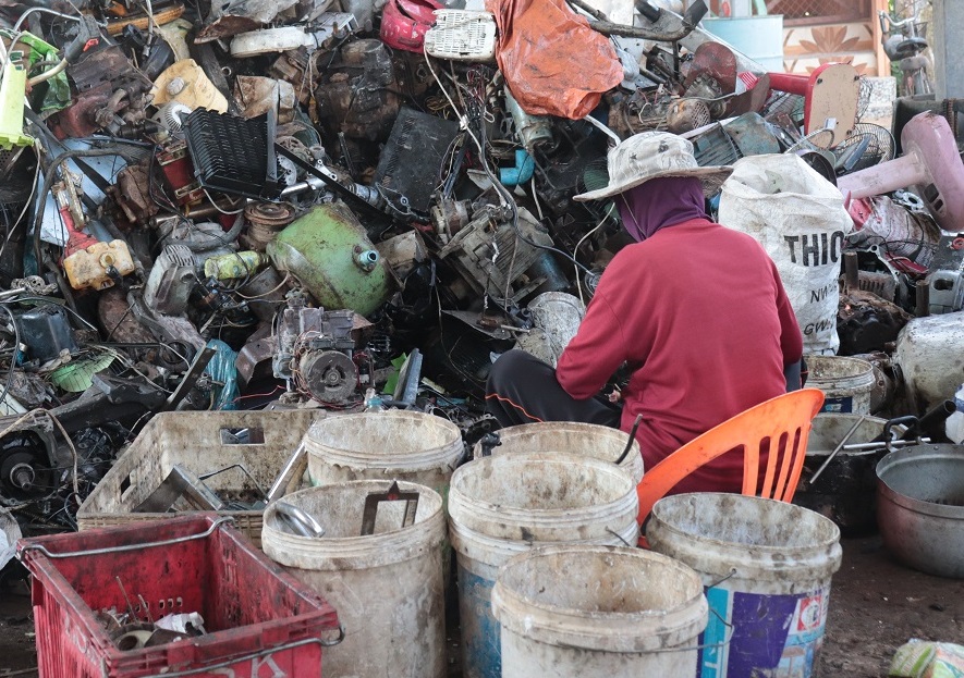 JPetrlik's tweet photo. Well this might be a crucial oportunity to stop further exports of #ewaste to #Thailand or #Ghana as it was witnessed by @arnikaorg, @ToxicsFree and @EarthTH2009 #stopPOPswaste #stopdioxin @brsmeas https://t.co/ShwknkTEp9