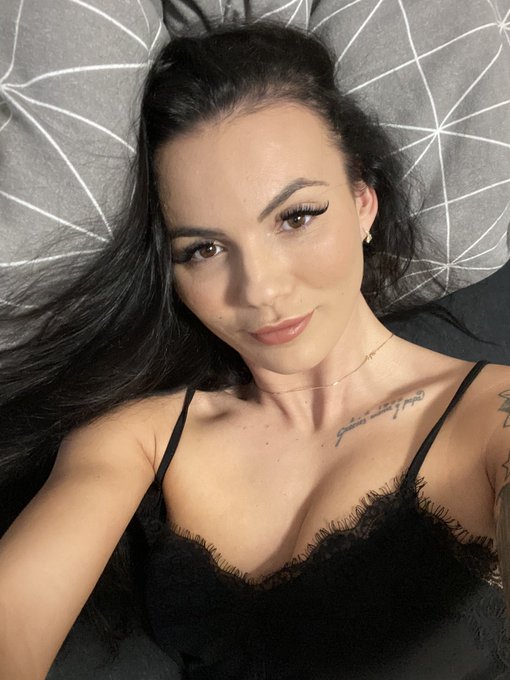 Kr&aacute;sn&yacute; p&aacute;tek v&scaron;em ❤️  Beautiful Friday to all ❤️ https://t.co/XPkJjFwan2<a href="/tag/sleep"class="tags"><span>#sleep</span></a><a href="/tag/vanessadecker"class="tags"><span>#vanessadecker</span></a>