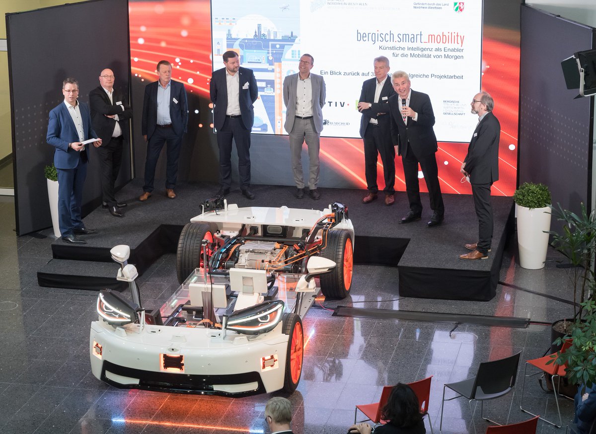 BergischSmart_M's tweet photo. Gestern fand die #bergischsmartmobility Abschlusskonferenz mit @a_pinkwart und unseren Partnern @aptiv @WSWWuppertal @Uni_Wuppertal @NeueEffizienz @stadt_wuppertal @Klingenstadt #StadtRemscheid @_KINRW statt. Wir bedanken uns bei allen Beteiligten für das erfolgreiche Event! https://t.co/bubuPJHLbX