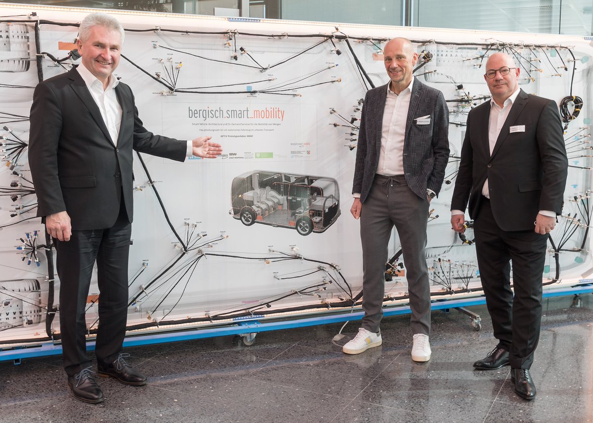 BergischSmart_M's tweet photo. Gestern fand die #bergischsmartmobility Abschlusskonferenz mit @a_pinkwart und unseren Partnern @aptiv @WSWWuppertal @Uni_Wuppertal @NeueEffizienz @stadt_wuppertal @Klingenstadt #StadtRemscheid @_KINRW statt. Wir bedanken uns bei allen Beteiligten für das erfolgreiche Event! https://t.co/bubuPJHLbX