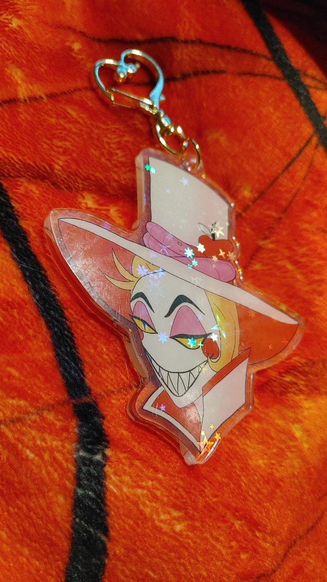 MDACosplay's tweet photo. The acrylic charms for Lucifer are 3" with a gold heart shaped key ring. Front side has holographic stars ✨

Get it here- https://t.co/7kZoVuaeSE

#HazbinHotel #HazbinHotelLucifer #LuciferMorningstar #LuciferMagne #AppleDaddy #Vivziepop #artist #fanmerch https://t.co/P11xTFjrD1