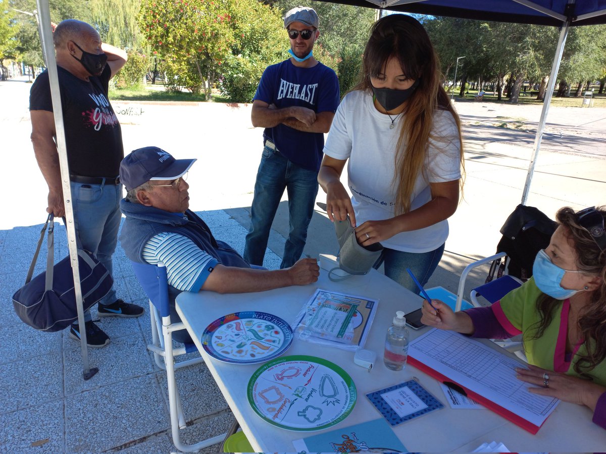 La segunda semana de marzo se conmemora " La semana de la concientización de la sal", es por eso que realizamos una carpa informativa y con controles de presión y de peso con el equipo de la Coordinación de Salud. Consumir mucho sodio aumenta la presión arterial (sigue)