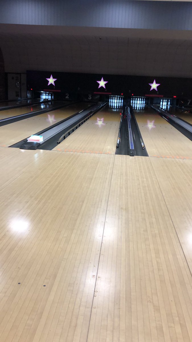 Kimofficialxox's tweet photo. Hollywood bowl love bowling https://t.co/HEBBVJ7PHF