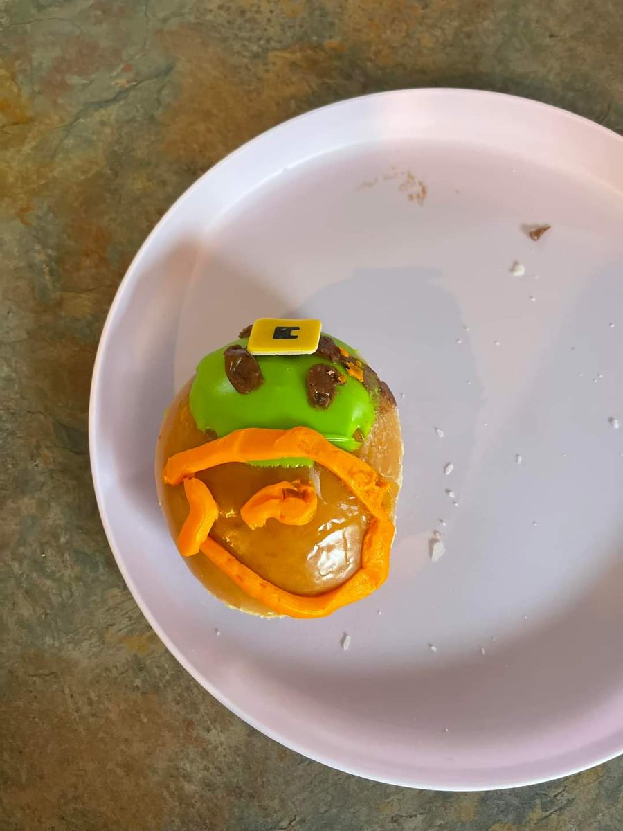 justfreeman's tweet photo. @krispykreme I think the guy who did the Mobile, AL leprechaun sketch now works at @krispykreme 😬😅 #nailedit https://t.co/ixhKOLJ1RO